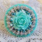 Blue Flowers Haute-Couture-Ring, bestickt mit einer Rose aus Kunstharz und Swarovski-Kristallen 